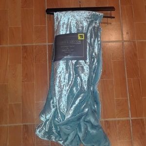 Crushed/shiny throw blanket